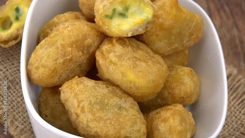 Rotating Chili Cheese Nuggets (not loopable; 4K) Rotating Chili Cheese Nuggets (not loopable; 4K)