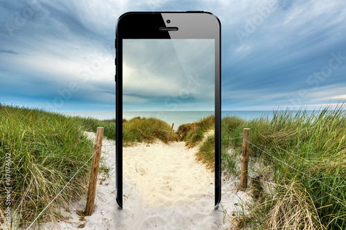 Fototapeta Naklejka Na Ścianę i Meble -  Urlaub mit Handy