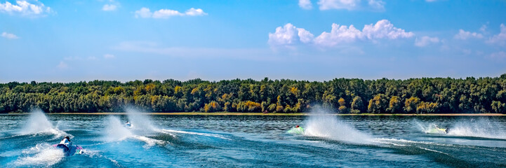 Acrylglasbilder Wasser Motorsport Speedboote im Wasserstrahl-Rennen  © Roberto Sorin