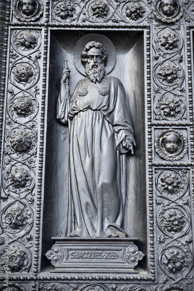 Scupture de Saint Jacques du portail de l'église Saint-Vincent-de-Paul à Paris, France 