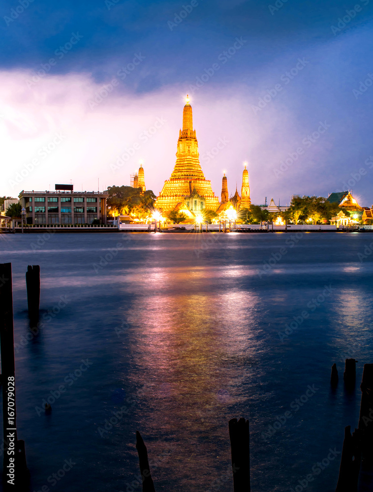 Fototapeta premium Prang Wat Arun Temple at twilight in bangkok Thailand.