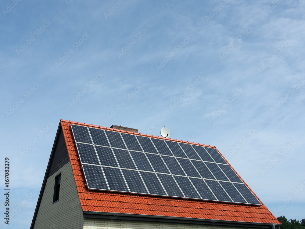 Sonnenenergie: Solaranlage auf Hausdach