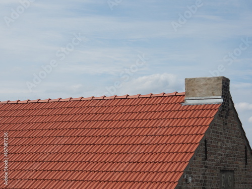 Neues Dach für Altbau: Dachpfannen, Dachziegel, Dachsanierung © finecki