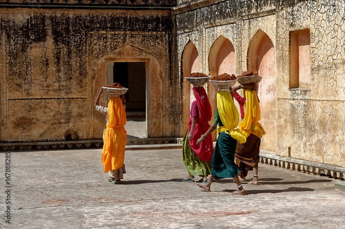 Femmes transportant de la terre sur leur tête au Rajastan (Jodhpur) photo