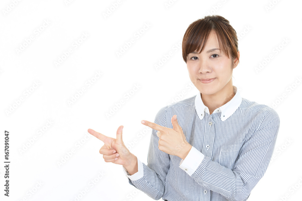 指示する笑顔の女性 指示する笑顔の女性