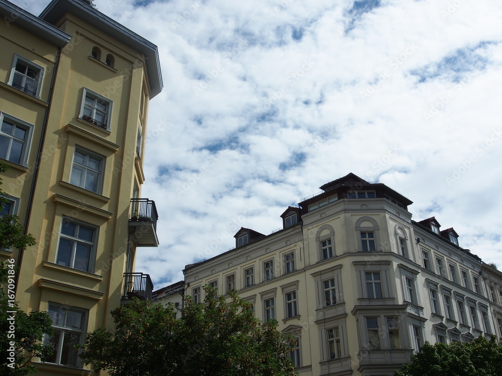 Fototapeta premium Grünes Berlin: Altbaufassaden im Prenzlauer Berg