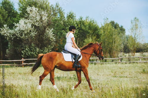 Dziewczyna dżokej na koniu