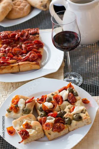 Pizzagenuss mit Wein am Abend, Italien, Urlaub