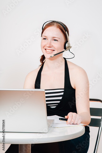 Wallpaper Mural Junge Callcenter Mitarbeiterin mit einem Headset Torontodigital.ca