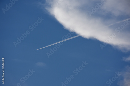 美しい飛行機雲と青空（大成功、未来に向かう、旅立ち、現れても少し経つと消える命のはかなさ、逝くなどのイメージ