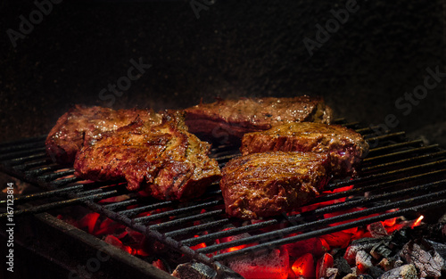 steak auf dem grill, gegrilltes fleisch photo