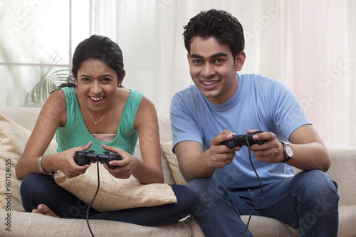Quadro em tela Brother and sister playing video game