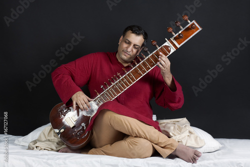 Obraz na płótnie Man playing the sitar 