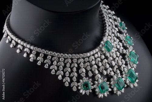 Papier peint Diamonds necklace with green stones