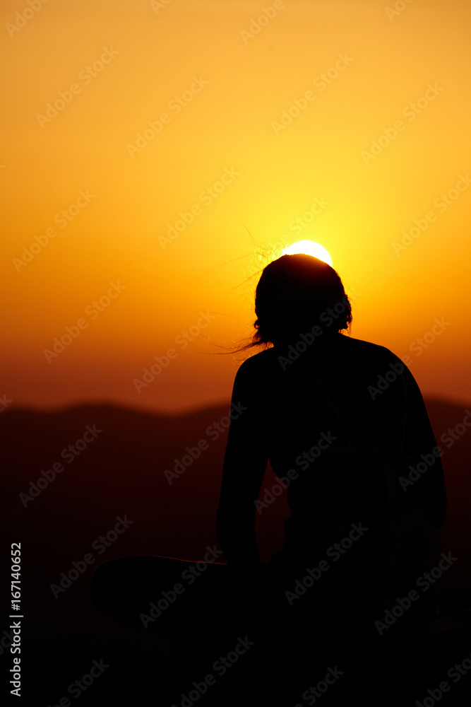 Mädchen entspannt im Sonnenuntergang Mädchen entspannt im Sonnenuntergang