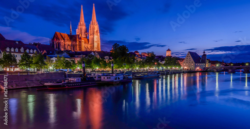 Regensburg in der Blauen Stunde; Bayern
