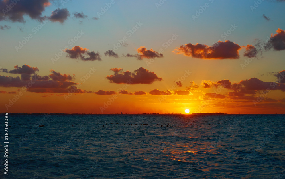 Obraz premium Colorful sky at Beach / Romantic sunset on Isla Mujeres in Mexico 