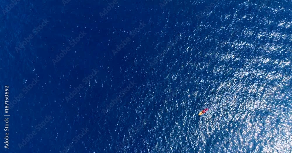 canoë rouge et jaune en mer, espagne