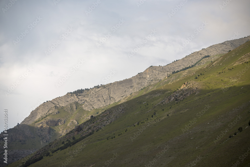 Fototapeta premium Горный пейзаж. Красивый вид на горное ущелье. Дикая природа и горы Северного Кавказа