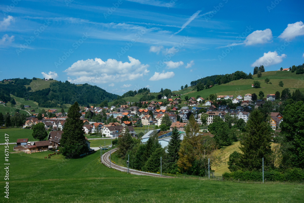 Wandern in Gais im Kanton Appenzell Ausserrhoden in der Schweiz an einem Sommertag