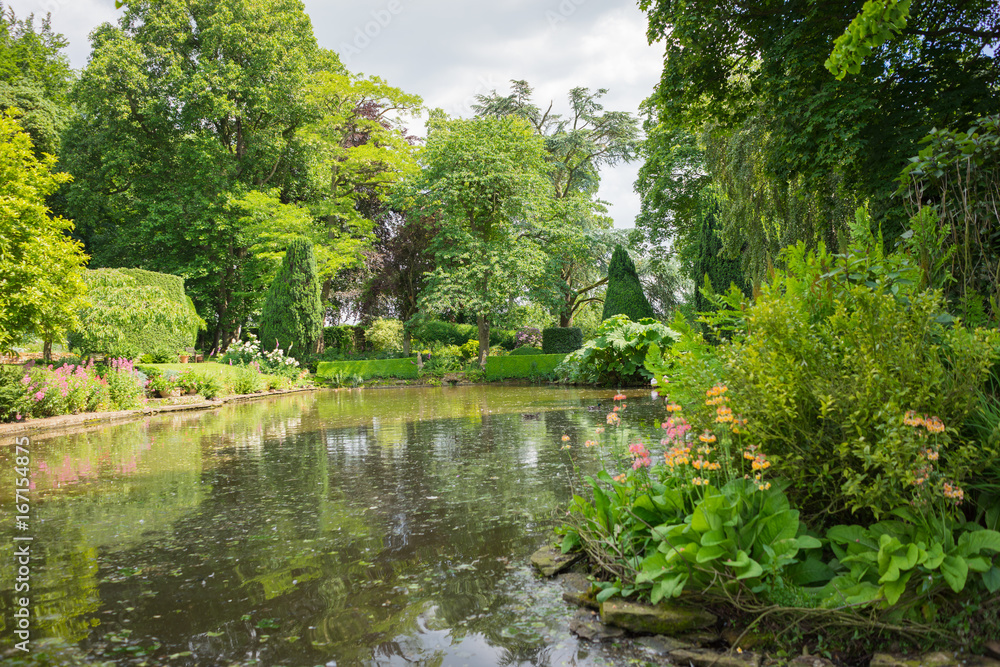 A lake in a garden in Northampton-shire