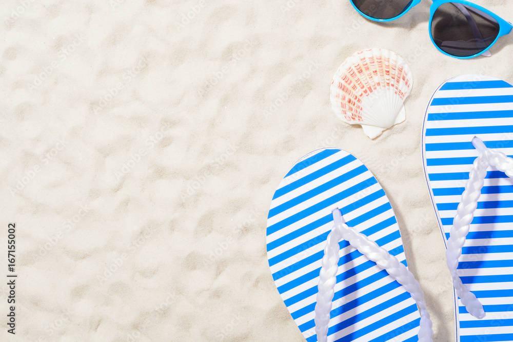 Naklejka premium Beach items on sand