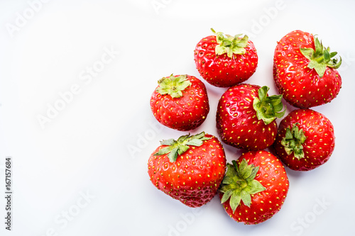 Frische Erdbeeren auf wei  em Hintergrund