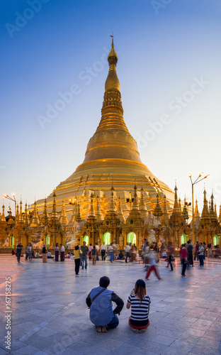 Menschen beten vor der Shwedagon Pagode in Myanmar photo