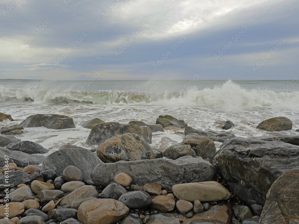Obraz premium Waves hitting rocks in West coast of Ireland, county Sligo.