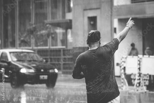 Tableau sur toile The man is catching a taxi in the rain. Shevelev.