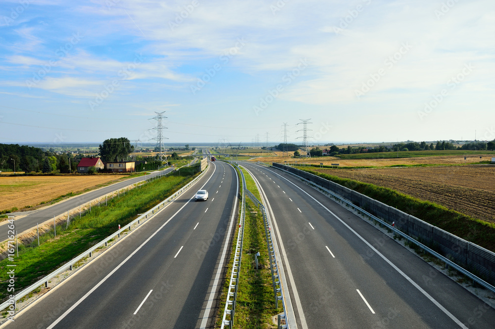 Naklejka premium Autostrada i samochody podczas ruchu 