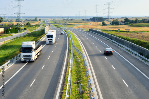 Autostrada i samochody podczas ruchu 