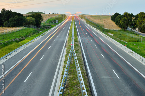 Autostrada i samochody podczas ruchu 