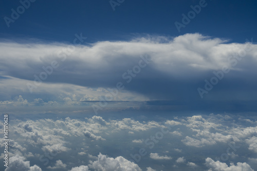 雨雲が迫る雲海の高空