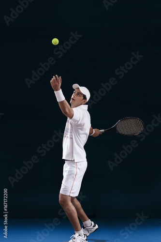 Full length of young male tennis player preparing to serve © IndiaPix