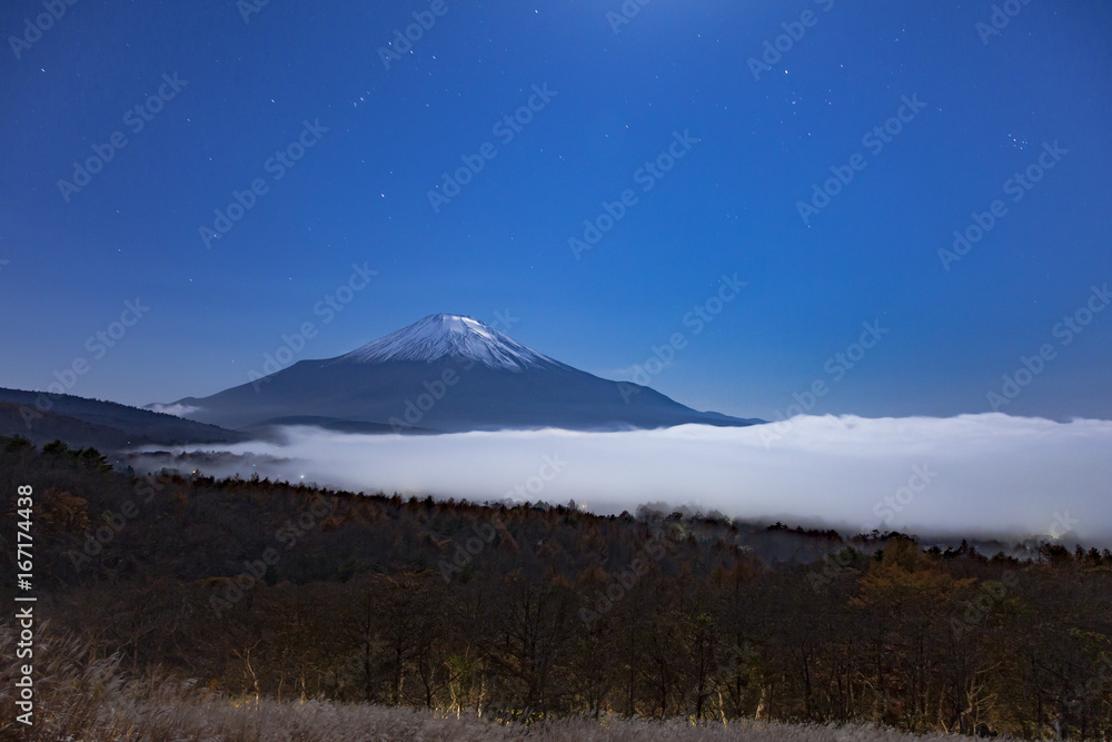 月下の富士山と雲海、山梨県山中湖にて