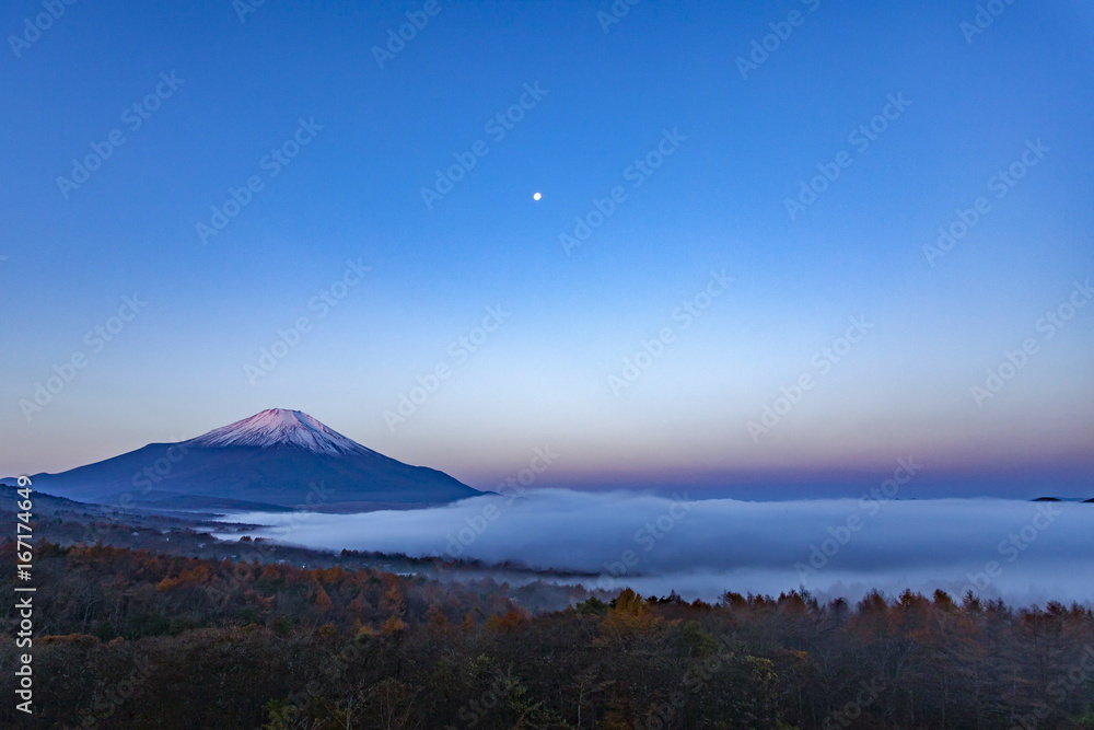富士山と雲海と月、山梨県山中湖にて