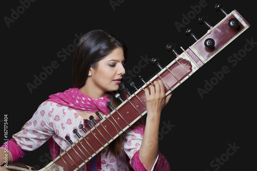 Obraz na płótnie Young woman playing the sitar
