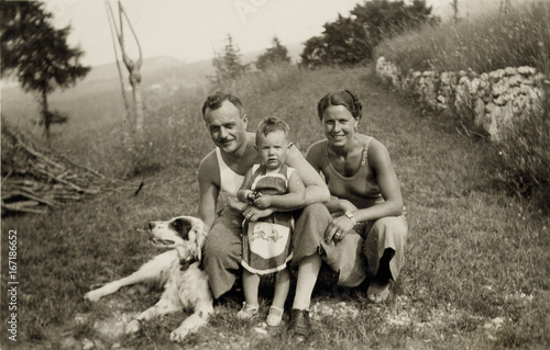 FOTO ANTICA CON MADRE,PADRE FIGLIO E CANE IN CAMPAGNA photo