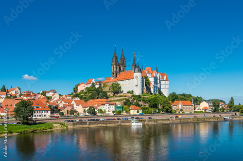 Mei  en an der Elbe im Sommer  Blick auf den Burgberg mit Albrechtsburg und Dom