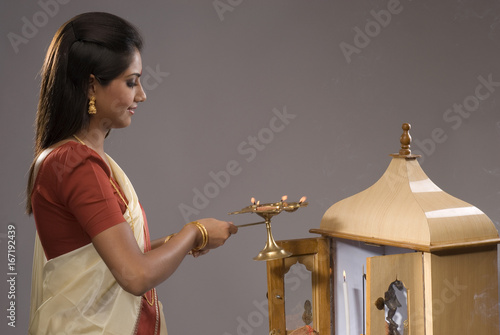 Fotografie Woman offering prayers