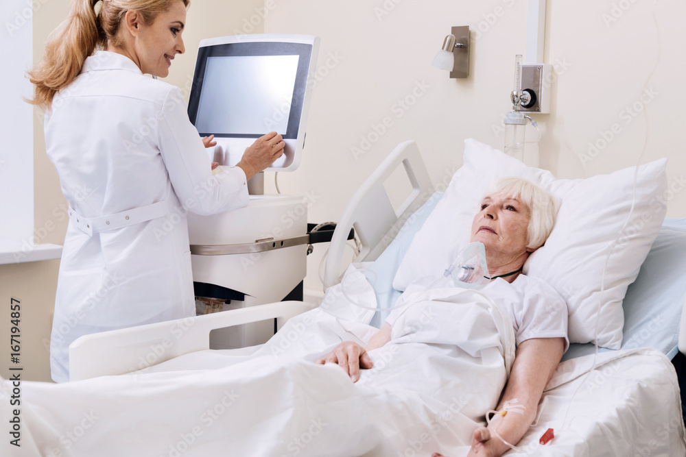 Obraz premium Qualified determined doctor setting up respiration device