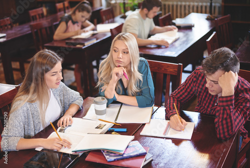Foto Students revise for an exam