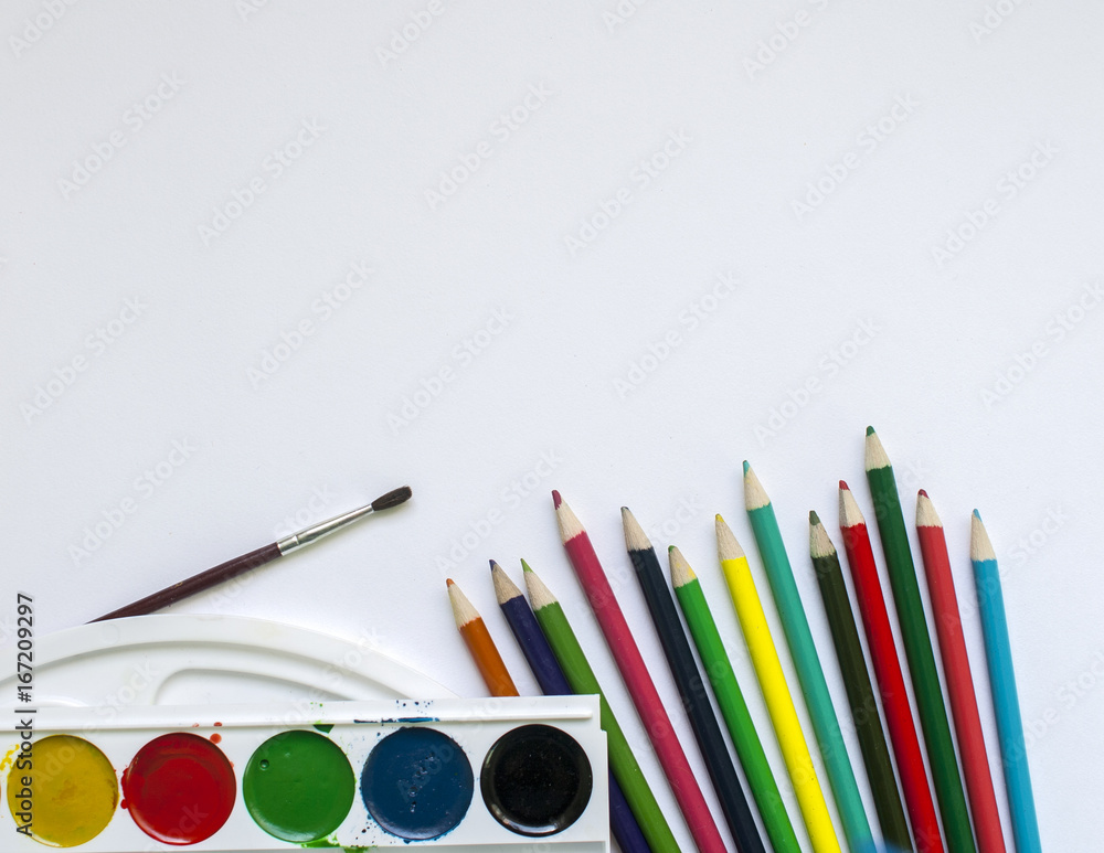 Naklejka premium Drawing set. Color pencils, watercolor and white sheet. Template