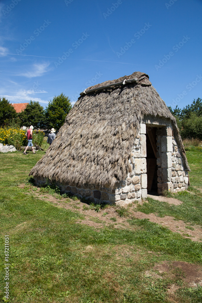 Petite maison au toit de chaume