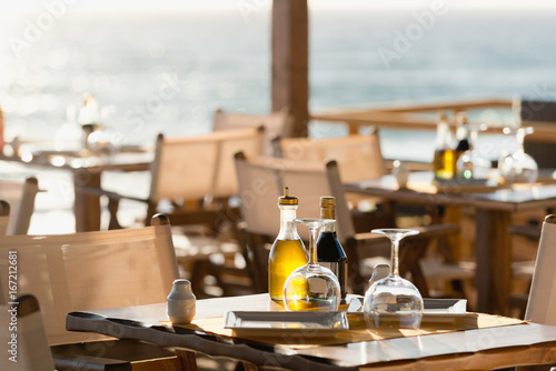 Cuadro en lienzo Table setting in a seaside restaurant