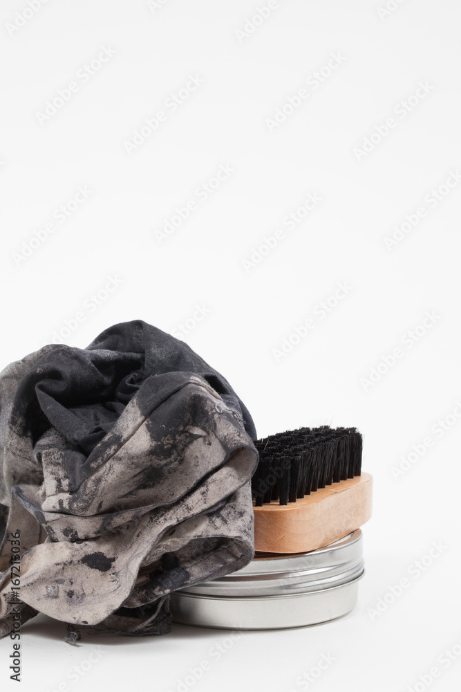 Shoeshine kit with polish, rag and brush Shoeshine kit with polish, rag and brush