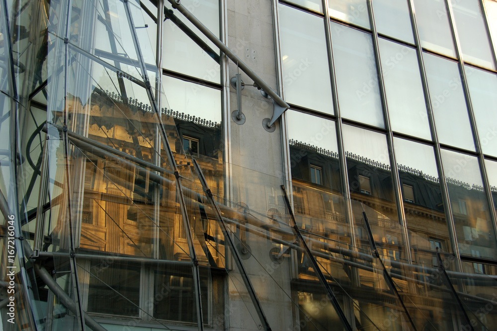 Reflets sur un immeuble des Champs-Elysées à Paris Reflets sur un immeuble des Champs-Elysées à Paris