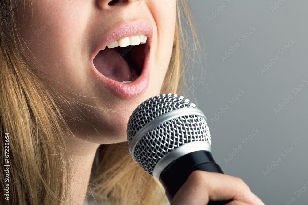 Рота поет. Девушка с микрофоном. Поющий рот. Ребенок с микрофоном. Микрофон во рту.