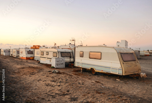 Foto Caravan Park in the Desert
